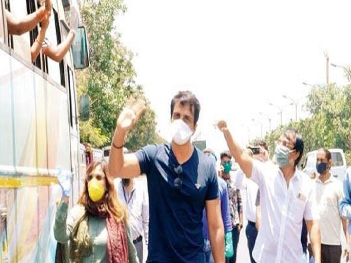 சோனு சூட், தபாங் படத்தில், சேதி சிங் கதாபாத்திரத்தில் நடித்ததற்காக பெரும் பாராட்டை பெற்றார்.
