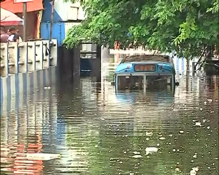 সেক্টর ফাইভে জল জমে যাওয়ায় বন্ধ হয়ে যায় গাড়ি। জল জমেছে সল্টলেক বিগবাজার, করুণাময়ী আবাসন, কাঁকুড়গাছি এলাকায়।