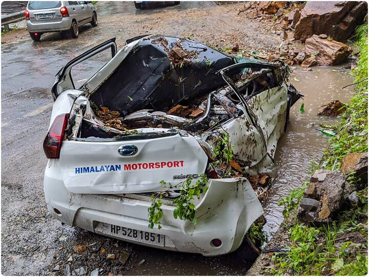 इधर लाहौल-स्पीति में बाढ़ के बाद रस्सियों के सहारे ज़िंदग चल रही है. कैबिनेट मंत्री डॉ. राम लाल मार्कंड़य को भी सांशा गांव में राहत कार्यों का जायजा के लिए जाना पड़ा रस्सियों के सहारे जाना पड़ा. दो दिन पहले आई बाढ़ में लाहौल में 4 पुल बह चुके है. इसकी वजह से 241 लोग वहाँ फंसे हुए है.