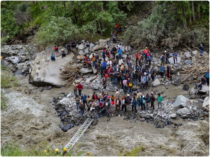 अधिकारियों ने बताया कि राज्य आपदा मोचन बल (एसडीआरएफ) और राष्ट्रीय आपदा मोचन बल (एनडीआरएफ) के छह दल अभियान में शामिल हैं. इसके साथ ही पुलिस, सेना के अन्य बचावकर्ता और स्थानीय स्वयंसेवक भी अभियान में शामिल हैं. मौसम विज्ञान विभाग के एक अधिकारी ने कहा कि जम्मू कश्मीर के ज्यादातर हिस्सों में हल्की बारिश का अनुमान है.