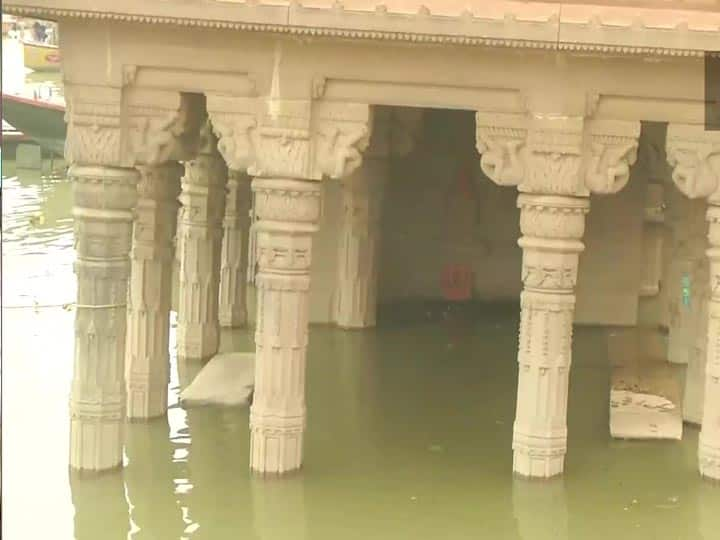 Water level of river Ganga rises in Varanasi following rainfall ANN वाराणसी: भारी बारिश के चलते बढ़ा गंगा नदी का जलस्तर, घाट किनारे कई मंदिर हुए जलमग्न