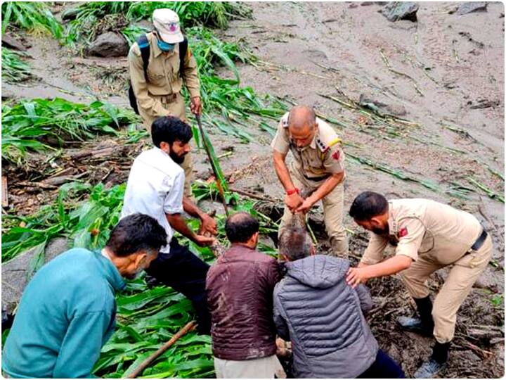 खोज एवं बचाव अभियान ने बृहस्पतिवार को तब गति पकड़ी जब भारतीय वायु सेना ने जम्मू, श्रीनगर और उधमपुर से तीन हेलीकॉप्टरों को काम में लगाया। उन्होंने आठ फेरे लगाए, 2250 किलोग्राम की राहत सामग्री लेकर आए. इसके साथ ही गंभीर रूप से घायल दो लोगों को इलाज के लिए सुंदर से किश्तवाड़ ले जाने के अलावा एनडीआरएफ और एसडीआरएफ के 44 कर्मियों को लेकर आए. आपदा प्रबंधन के एक अधिकारी ने बताया कि खराब मौसम के कारण शुक्रवार को सुबह छह बजे से कोई भी हेलीकॉप्टर किश्तवाड़ से सुंदर के लिए उड़ान नहीं भर सका. उन्होंने बताया कि वायु सेना ने बृहस्पतिवार से किश्तवाड़ में एक एमआई-17 हेलीकॉप्टर को तैयार रखा है.
