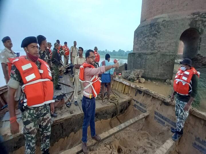 Bridge block being built under the old Koilvar bridge, preparations are on to curb illegal sand mining ANN पुराने कोईलवर पुल के नीचे बन रहा ब्रिज ब्लॉक, अवैध बालू के खनन को रोकने के लिए पुलिस ने लगाई तरकीब