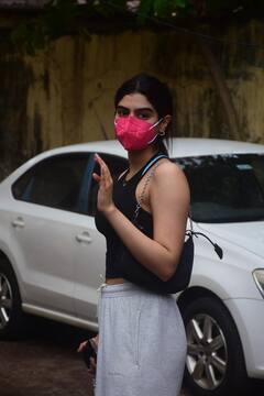 Pilates class से बाहर निकलते ही Khushi Kapoor ने स्टार की तरह दिया पैपराज़ी को पोज, देखें उनकी तस्वीरें
