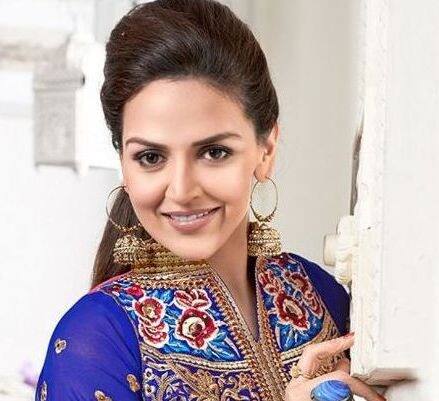 ईशा देओल : बॉलीवुड के लीजेंड्री एक्टर्स धर्मेन्द्र और हेमा मालिनी की बेटी ईशा देओल भी बॉलीवुड में अपना जलवा दिखाने में नाकामयाब रहीं थीं. आपको बता दें कि साल 2002 में आई फिल्म ‘कोई मेरे दिल से पूछे’ से बॉलीवुड में डेब्यू करने वाली ईशा ने युवा, धूम और नो एंट्री जैसी सुपरहिट फिल्मों में काम किया है. हालांकि, इसके बावजूद ईशा का फ़िल्मी करियर कुछ ख़ास नहीं रहा.