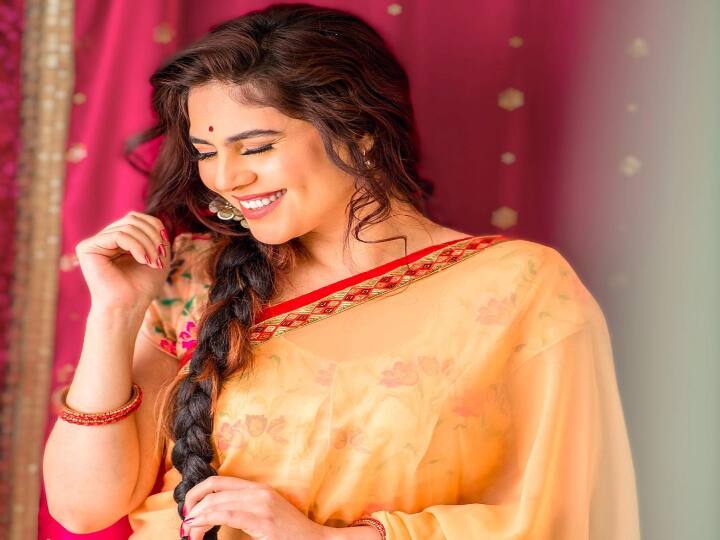 கனவுக்குள்ளே கண்ணாடி வளையல் யுத்தம் என் கவிதை கிறுக்குகெல்லாமே நீதான் அர்த்தம்