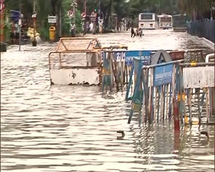 সেক্টর ফাইভে জল জমে যাওয়ায় বন্ধ হয়ে যায় গাড়ি। জল জমেছে সল্টলেক বিগবাজার, করুণাময়ী আবাসন, কাঁকুড়গাছি এলাকায়।