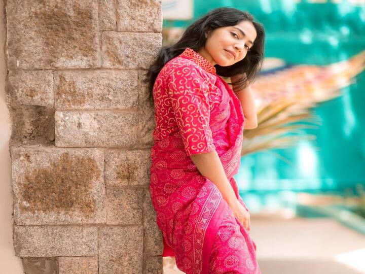அவர் எம்ஓபியில் பிஎஸ்சி விஷுவல் கம்யூனிகேஷனில் படித்துள்ளார்