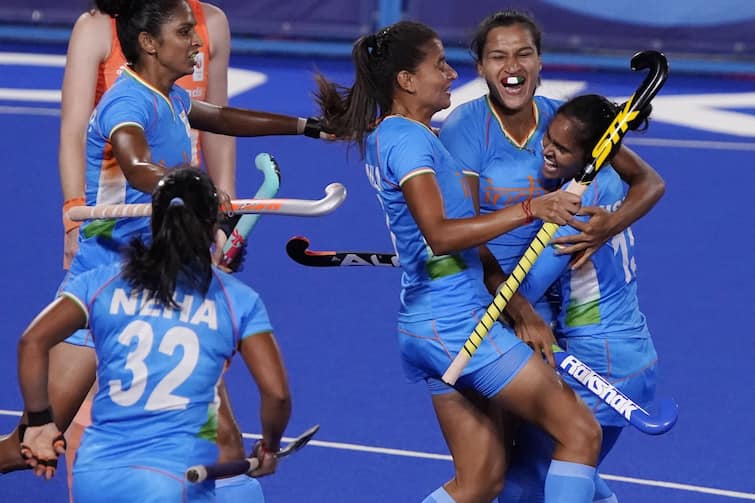 Tokyo Olympic 2020 Hockey Women s group stage India beat Ireland 1 0 Tokyo Olympics 2020 : नवज्योत कौरचा  धमाका; भारतीय महिला हॉकी संघाची आयर्लंडवर 1-0 नं मात, स्पर्धेत आव्हान कायम