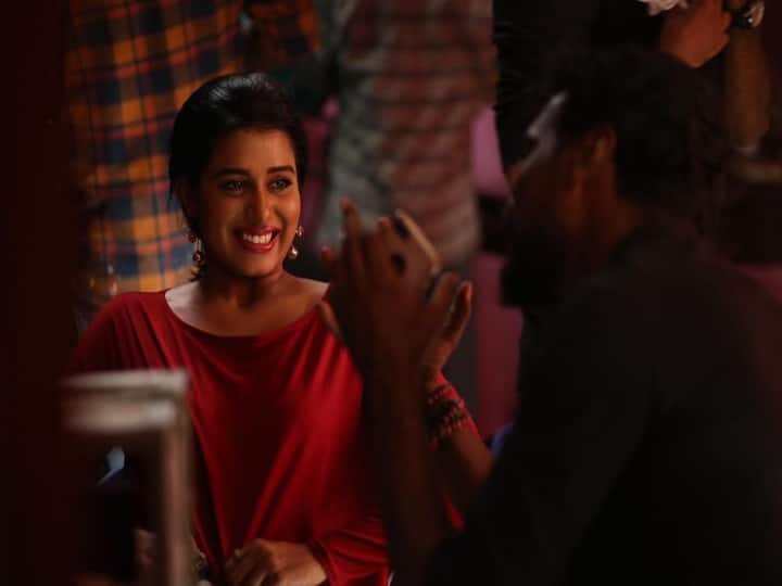 என்னென்னமோ கொஞ்சி பேச துடிக்கிறேன்.. நீயும் பேசினா கண்ணே