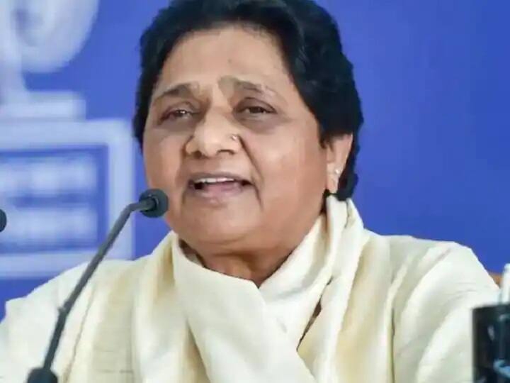 Former CM Mayawati attacks on Yogi Government on various issues in Uttar Pradesh BJP के विकास के दावे जुमलेबाजी, डबल इंजन सरकार में भी नहीं बढ़ी प्रति व्यक्ति आय- मायावती