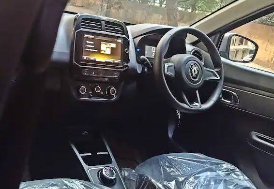 ਕਵਿਡ ਆਪਣੇ ਫੇਸ ਲਿਫਟਡ ਅਵਤਾਰ ਵਿੱਚ 184mm ਦੀ ਗਰਾਊਂਡ ਕਲੀਅਰੈਂਸ ਰੱਖਦੀ ਹੈ ਜੋ ਕਿ ਬਹੁਤ ਪ੍ਰਭਾਵਸ਼ਾਲੀ ਹੈ ਜਦੋਂ ਕਿ S-Presso 180mm ਤੇ ਆਉਂਦੀ ਹੈ।ਯਾਦ ਰੱਖੋ ਕਿ ਇਹ ਛੋਟੀਆਂ ਕਾਰਾਂ ਹਨ ਇਸ ਲਈ ਸੰਖੇਪ ਡਿਜ਼ਾਈਨ ਅਤੇ ਗਰਾਊਂਡ ਕਲੀਅਰੈਂਸ ਦੇ ਨਾਲ ਉਨ੍ਹਾਂ ਨੂੰ ਸਾਡੀਆਂ ਸੜਕਾਂ 'ਤੇ ਅਸਾਨ ਬਣਾਉਂਦਾ ਹੈ।ਕਵੀਡ ਬਿਲਕੁਲ ਉਸੇ ਤਰ੍ਹਾਂ ਦਿਖਦੀ ਹੈ ਜਿਸ ਤਰ੍ਹਾਂ ਡਿਜ਼ਾਇਨ ਦੀ ਵਰਤੋਂ ਕੀਤੀ ਗਈ ਹੈ।ਇਹ ਬਾਕਸੀ ਐਸ-ਪ੍ਰੈਸੋ ਦੇ ਉੱਤੇ ਇੱਕ ਆਕਰਸ਼ਕ ਕਾਰ ਹੈ। ਅੰਦਰ, ਦੋਵੇਂ ਕਾਰਾਂ ਵੱਡੀਆਂ ਹਨ ਅਤੇ ਮੁਢਲੀਆਂ ਸੁਰੱਖਿਆ ਵਿਸ਼ੇਸ਼ਤਾਵਾਂ ਦੇ ਨਾਲ ਤੁਹਾਡੇ ਲਈ ਕਾਫ਼ੀ ਆਰਾਮਦਾਇਕ ਹਨ।