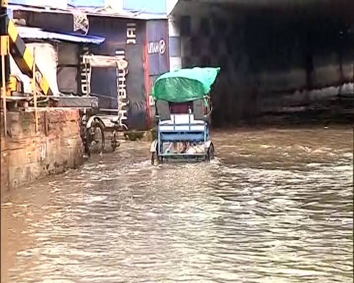কলকাতা পুরসভার আশ্বাস, দ্রুত জল নামানোর চেষ্টা হচ্ছে। জলমগ্ন সায়েন্স সিটি মোড়। পার্ক সার্কাস কানেক্টরের কাছে রাস্তার দু’ দিকেই জল জমে রয়েছে।