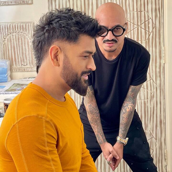 लूकबाबत धोनी नेहमीच सजग असल्याचे पाहायला मिळते. कारण धोनीच्या नवीन हेअरस्टाइल या कायमच चर्चेच्या विषय ठरल्या आहेत.(photo courtesy : @aalimhakim instagram)