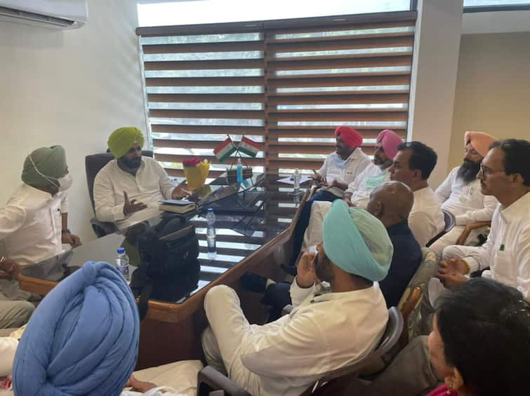 Navjot Sidhu discussed the problems of Punjab's Dalits with the Congress leadership ਐਕਸ਼ਨ ਮੋਡ 'ਚ Navjot Sidhu ਦੀ ਕਾਂਗਰਸ ਲੀਡਰਸ਼ਿਪ ਨਾਲ ਮੁਲਾਕਾਤ, ਪੰਜਾਬ ਦੇ ਦਲਿਤਾਂ ਦੀਆਂ ਸਮੱਸਿਆਵਾਂ ਬਾਰੇ ਵਿਚਾਰ ਵਟਾਂਦਰਾ