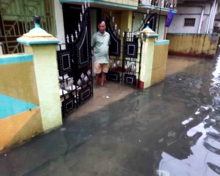 নিম্নচাপের জেরে প্রবল বৃষ্টি, বিপর্যস্ত কলকাতা-সহ দক্ষিণবঙ্গ। আজ থেকে কলকাতায় বৃষ্টি কমার সম্ভাবনা। তবে রাত থেকে দফায় দফায় ভারী বৃষ্টির জেরে শহরের বিভিন্ন জায়গায় জল জমেছে।