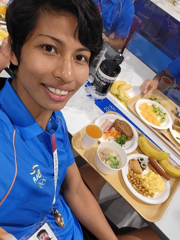 Tokyo Olympics 2020 LIVE : महिला बॉक्सिंगमध्ये भारतीय बॉक्सर लवलिनानं जबरदस्त कामगिरी करत क्वार्टर फायनल जिंकली आहे. या विजयासह लवलीनानं इतिहास रचला असून भारताचं आणखी एक पदक निश्चित झालं आहे.(photo tweeted by @LovlinaBorgohai)