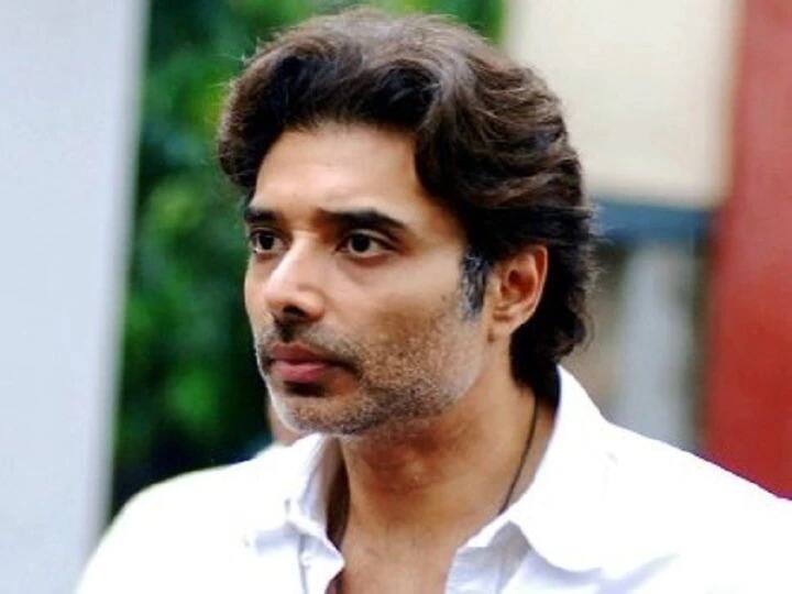 उदय चोपड़ा : बॉलीवुड के सबसे दिग्गज प्रोडक्शन हाउस यश राज के कर्ताधर्ता यश चोपड़ा के बेटे उदय ने सुपरहिट फिल्म ‘मोहब्बतें’ से बॉलीवुड में डेब्यू किया था. हालांकि, उदय इसके बाद भी कई फिल्मों ने नज़र आए लेकिन दर्शकों पर अपनी छाप छोड़ने में असफल रहे.