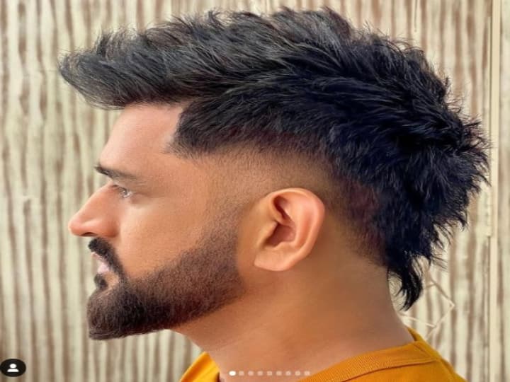 MS Dhoni Viral Look New hairstyle goes Viral Internet former Indian captain breaks Internet MS Dhoni New Hairstyle: महेंद्र सिंह धोनी की नई हेयरस्टाइल सोशल मीडिया पर वायरल, देखिए हैरान करने वाली तस्वीरें
