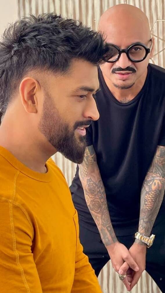 নতুন হেয়ার কাটে নজর কাড়লেন ধোনি