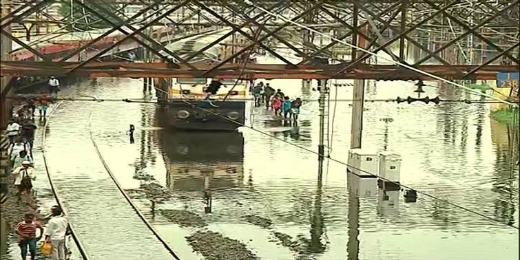 Howrah Tikiapara Railways carshed waterlogged many trains cancelled as lines submerged Howrah: অবিরাম বৃষ্টিতে জলমগ্ন টিকিয়াপাড়া কারশেড, জলের তলায় ট্র্যাক, ব্যাহত রেল পরিষেবা