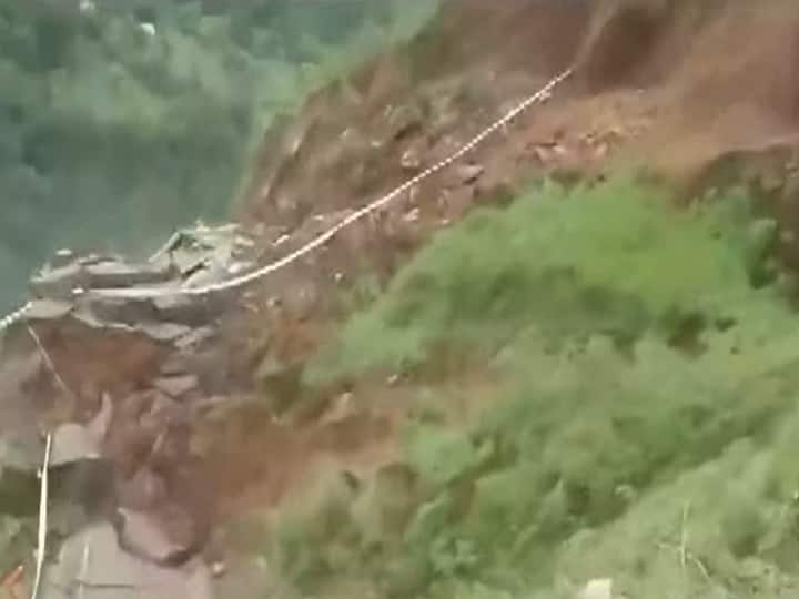 Himachal Pradesh A landslide occurred at Kamrau in Sirmaur district blocking NH 707 हिमाचल के सिरमौर जिले में बड़ा लैंडस्लाइड, कटे 100 गांवों से कनेक्शन, राहत कार्य में जुटा प्रशासन- Video