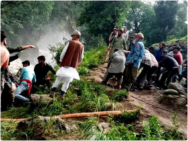 इधर जम्मू कश्मीर में किश्तवाड़ जिले के एक गांव में बादल फटने के बाद लापता 20 हुए लोगों का पता लगाने के लिए बचाव अभियान शुक्रवार को फिर से शुरू हो गया. इससे पहले खराब मौसम के कारण अभियान को कुछ घंटों के लिए रोकना पड़ा था. दचन तहसील के सुदूर होंजर गांव में बुधवार को तड़के बादल फटने की घटना में सात लोगों की मौत हो गई और 17 अन्य व्यक्ति जख्मी हो गए। इस घटना में 21 मकान, एक राशन भंडार, एक पुल, एक मस्जिद और गायों के लिए बने 21 शेड भी क्षतिग्रस्त हो गए. अधिकारियों ने बताया कि बृहस्पतिवार देर रात को भारी बारिश के कारण बचाव अभियान बाधित हो गया और मौसम में थोड़े सुधार के बाद दोपहर को फिर से अभियान शुरू किया गया.