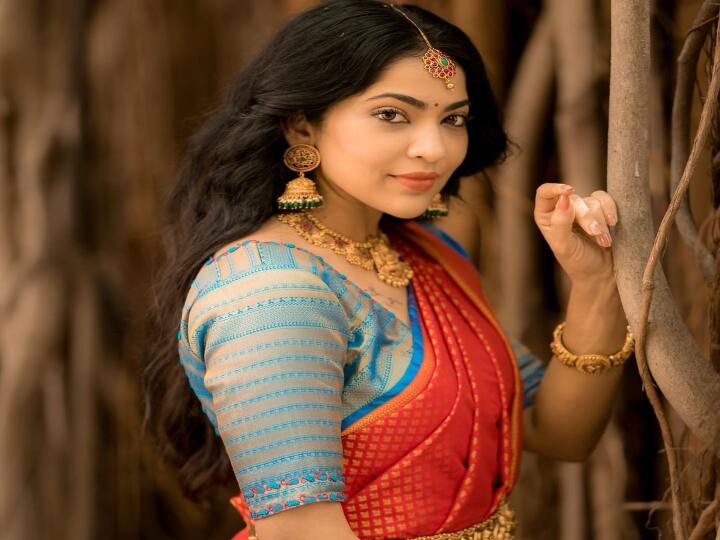 மணிரத்னம் படமான ஓ காதல் கண்மணி படத்தில் துணை நடிகை கதாபாத்திரத்தில் நடித்தார்