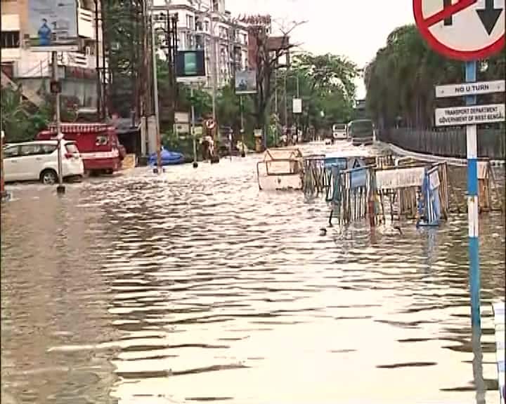 জল জমে থাকায় সেন্ট্রাল অ্যাভিনিউয়ের একটি লেন দিয়ে যান চলাচল করছে। জলমগ্ন প্রিন্স গোলাম মহম্মদ শাহ রোড।  লেক গার্ডেন্স মোড় থেকে গলফ গ্রিন পর্যন্ত রাস্তায় জল জমেছে।