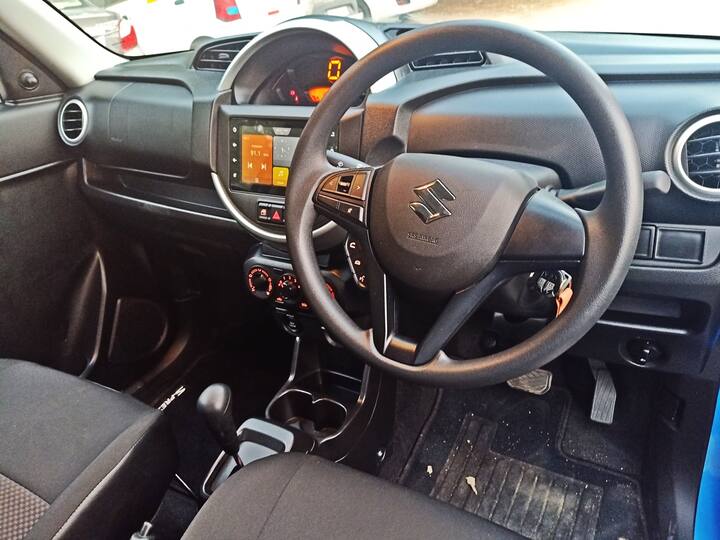 ड्राइव करने का समय और दोनों ऑटोमैटिक गियरबॉक्स प्लस 1.0 पेट्रोल इंजन के साथ आती हैं. दोनों लगभग समान पावर जनरेट करती हैं. इनमें ज्यादा आवाज नहीं आती है. सड़कों के ट्रैफिक के हिसाब से ये दोनों बेस्ट हैं. ये दोनों शहर या छोटी सड़कों के लिए बनाई गई हैं. इनका स्टीयरिंग भी हल्का है. S-Presso का गियरबॉक्स स्मूथ है और यह काफी तेज है, जबकि Kwid भी शहर में ड्राइविंग के लिए काफी अच्छा होने के कारण काफी क्विक है. हाईवे के लिए भी ये दोनों कारें बुरा ऑप्शन नहीं हैं.