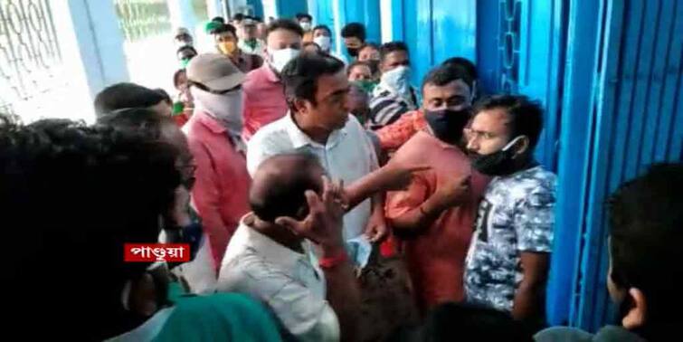 Hooghly Pandua Vaccine crisis at Itachuna health centre locals agitation Hooghly: 'বহিরাগতরা নিয়ে যাচ্ছেন, অথচ স্থানীয়রা পাচ্ছেন না', ভ্যাকসিন নিয়ে বিক্ষোভ পাণ্ডুয়ায়