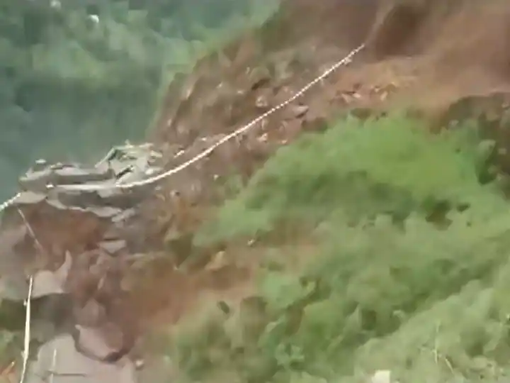 himachal pradesh a landslide occurred at kamrau in sirmaur district હિમાચલના સિરમૌર જિલ્લામાં લેન્ડસ્લાઈડ, 100 ગામ સાથે સંપર્ક તૂટ્યો, પ્રશાસન લાગ્યું રાહત કાર્યમાં,  Video