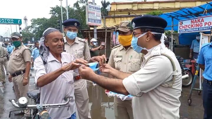 শহরজুড়ে চলছে নাকা চেকিং। যাদের মুখে মাস্ক নেই তাদের যেমন সতর্ক হচ্ছে তেমনি তাঁদের হাতে তুলে  দেওয়া হচ্ছে মাস্কও।  নবান্নের নির্দেশ অনুযায়ী রাত ৯ টার পর যাঁরা জরুরি প্রয়োজন ছাড়া বাইরে বের হচ্ছেন তাদের বিরুদ্ধে কড়া আইনি ব্যবস্থা নেওয়া হচ্ছে। (সব ছবি এবং তথ্য: কমলকৃষ্ণ দে)