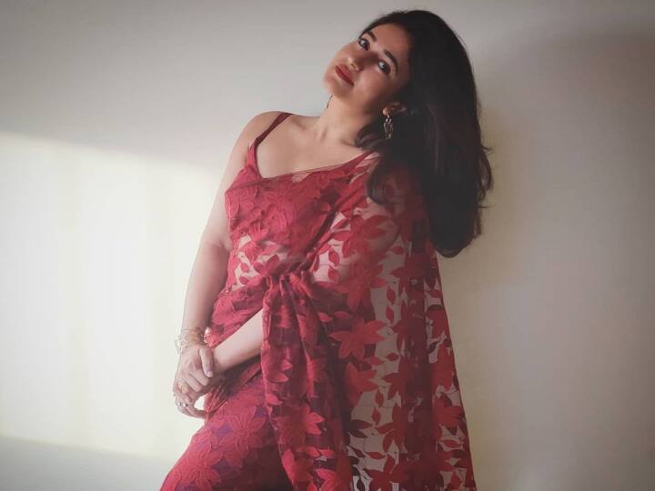 பெண்ணே புன்னகையில் இதயத்தை வெடிக்காதே ஐயோ உன்னசைவில் உயிரைக் குடிக்காதே