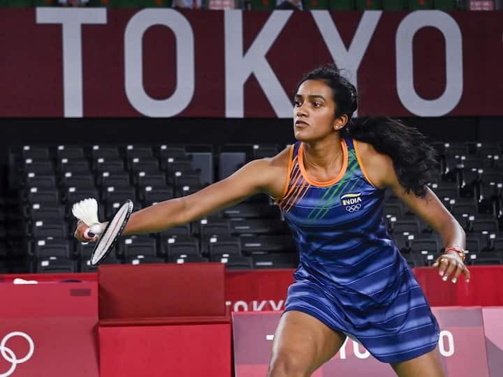 షట్లర్ పీవీ సింధు మహిళల వ్యక్తిగత విభాగంలో సెమీఫైనల్‌కి దూసుకెళ్లింది. దీంతో ఆమెకు పతకం ఖాయమైంది. క్వార్టర్ ఫైనల్లో సింధు... యమగూచిపై 21-13, 22-20 తేడాతో గెలిచింది.