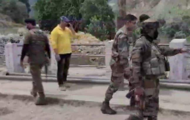 2 CRPF jawans and a policeman were injured in a grenade attack in Baramulla jammu kashmir જમ્મુ કાશ્મીર:  બારામુલ્લામાં ગ્રેનેડ હુમલામાં બે CRPF જવાન અને એક પોલીસ જવાન ઘાયલ