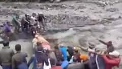 उफनती नदी को पार करने की कोशिश में बहे कई लोग, वीडियो वायरल | सीधे फील्ड से | 30.07.2021