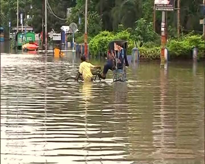 বাগজোলা খালের জল উপছে জলমগ্ন নিউটাউন। একাধিক ব্লকে জল জমে যায়। বিপর্যস্ত যান চলাচল। সল্টলেকের GD ও EE ব্লকে রাস্তায় গাছ উপড়ে পড়ে।