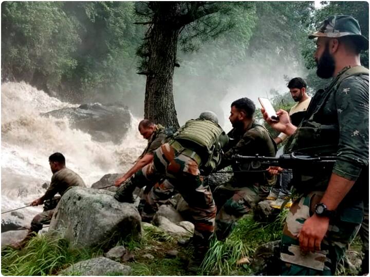 उन्होंने कहा, ‘‘शुक्रवार को भी ऐसी ही परिस्थितियां बने रहने की संभावना है. कुछ स्थानों पर थोड़ी देर के लिए भारी बारिश हो सकती है जिससे अचानक बाढ़ आ सकती है, मिट्टी धंस सकती है और भूस्खलन हो सकता है.’’ उन्होंने लोगों को चौकन्ना रहने और संवेदनशील स्थानों से दूर जाने की सलाह दी.