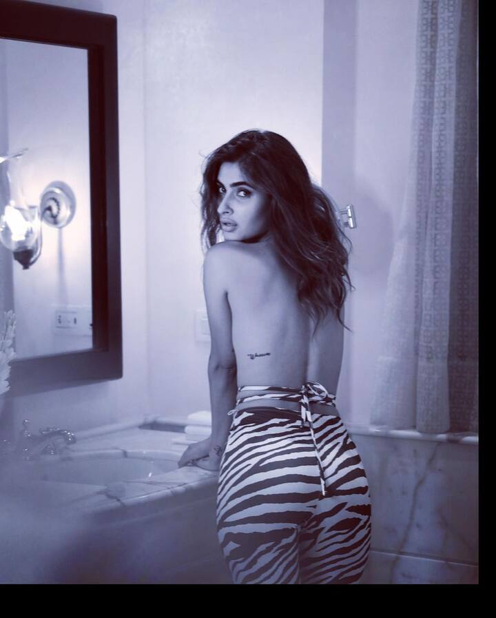 करिश्मा शर्मा ने अपनी टॉपलेस तस्वीर शेयर की है. इसमें उन्होंने अपना बोल्ड अंदाज दिखाया है. इसमें उन्होंने कोई मेकअप नहीं किया है.