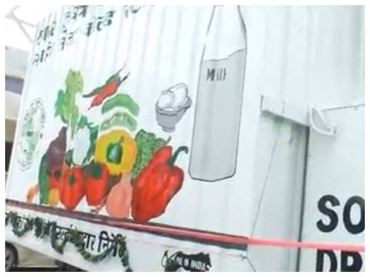 मुरादाबाद मंडल के कमिश्नर ने किया मोबाइल सोलर कोल्ड स्टोर का शुभारंभ, किसान अपने उत्पादों का कर सकेंगे भंडारण Moradabad divisional commissioner launched mobile solar cold store, farmers will be able to store their products ANN मुरादाबाद मंडल के कमिश्नर ने किया मोबाइल सोलर कोल्ड स्टोर का शुभारंभ, किसान अपने उत्पादों का कर सकेंगे भंडारण