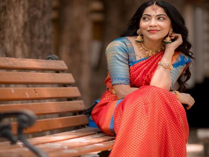 ரம்யா 92.7 பிக் FM இல் RJவாக பணியாற்றினார்