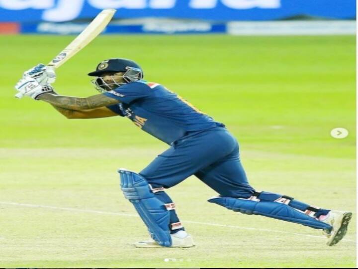 सूर्यकुमार यादव श्रीलंका दौरे पर सबसे सफल बल्लेबाज रहे हैं. वे टी-20 सीरीज के पहले मैच में खेले, जिसमें उन्होंने 50 रनों की ताबड़तोड़ पारी खेली थी. इसके अलावा उन्होंने वनडे सीरीज में भी अच्छा प्रदर्शन कर टी-20 विश्वकप के लिए दावेदारी पेश कर दी है.