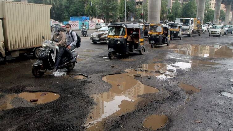 mumbai potholes bmc Iqbal Singh Chahal action mode after the court took cognizance of the condition of the potholes BMC : न्यायालयाने खड्ड्यांच्या स्थितीवरून झापल्यानंतर मुंबई महापालिका अॅक्शन मोडमध्ये, आयुक्तांनी काढला 'हा' आदेश