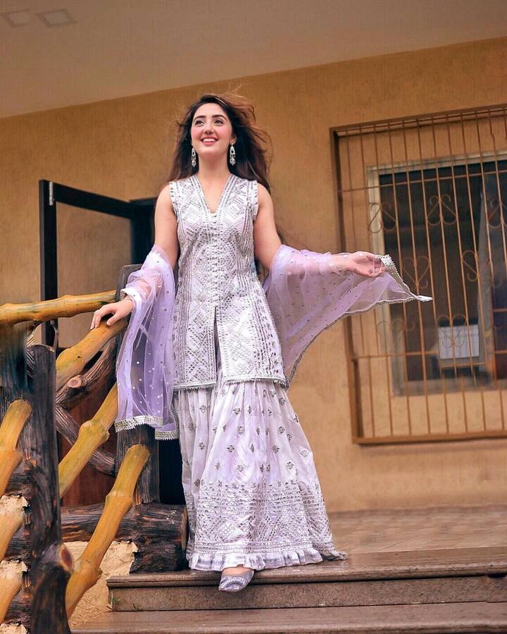 (Photo Courtesy : Instagram) హిందీ సీరియల్స్, సినిమాల్లో బాల నటిగా బాగా గుర్తింపు తెచ్చుకుంది అష్నూర్ కౌర్.