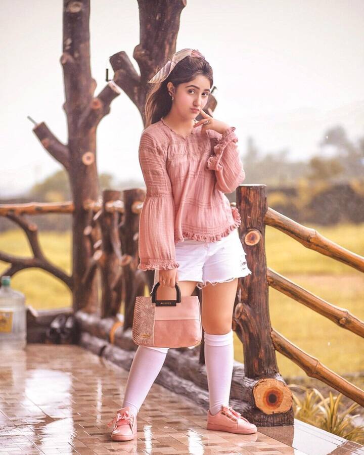 (Photo Courtesy : Instagram) హిందీ సీరియల్స్, సినిమాల్లో బాల నటిగా బాగా గుర్తింపు తెచ్చుకుంది. జాన్సీకి రాణి, యేరిస్తా క్యా కెహతా హై, పటియాలా బ్రదర్స్ వంటి సీరియల్స్లో కీలక పాత్రలు పోషించింది.