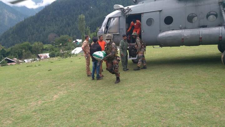 উদ্ধারের পাশাপাশি, ত্রাণ বণ্টনের কাজও করছে বায়ুসেনা।