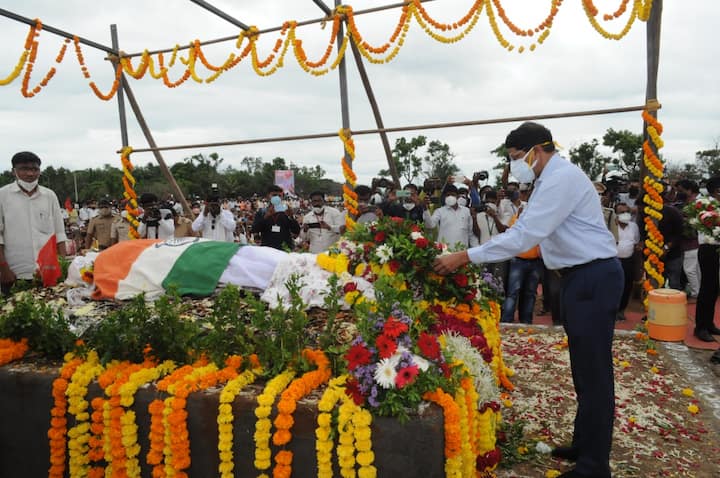 यावेळी आबासाहेब अमर रहे च्या घोषणात आपल्या लाडक्या नेत्याला अखेरचा लाल सलामी दिली .