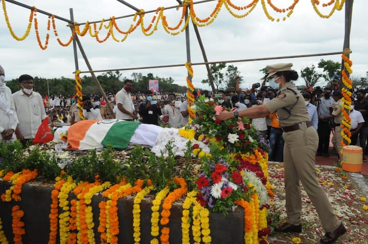 णपतराव यांचे ज्येष्ठ पुत्र पोपटराव , दुसरे पुत्र चंद्रकांत, नातू डॉ. बाबासाहेब आणि डॉ. अनिकेत यांनी गणपतराव देशमुख याना मंत्राग्नी दिला.