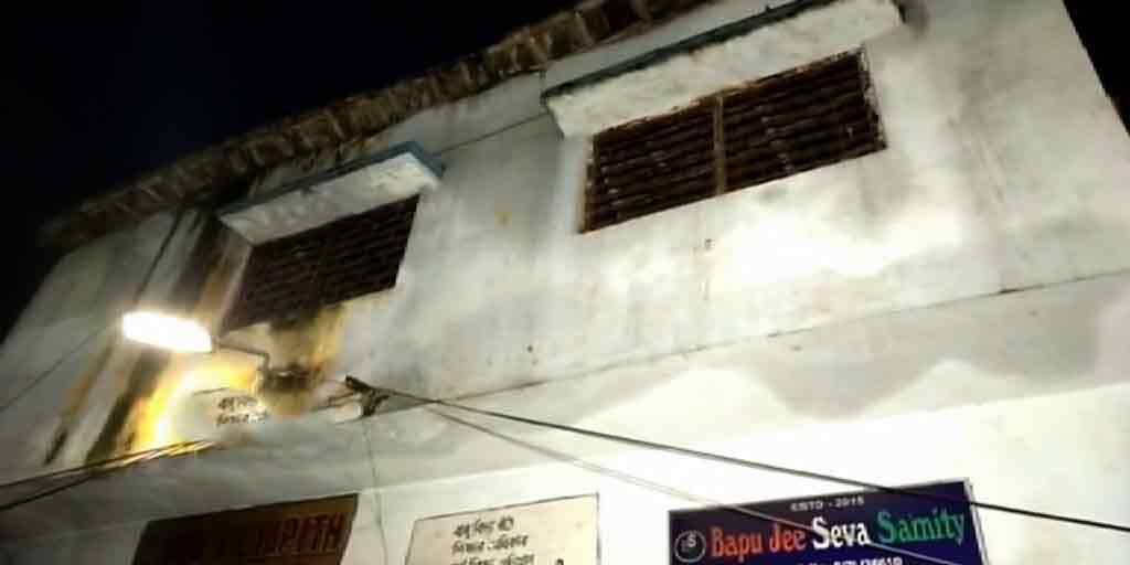 Howrah: টানা বৃষ্টির জের, হাওড়ায় ভেঙে পড়ল স্কুলের ছাদ Howrah: Due to continuous rain, roof of Bapu Vidyapith primary school collapsed Howrah: টানা বৃষ্টির জের, হাওড়ায় ভেঙে পড়ল স্কুলের ছাদ